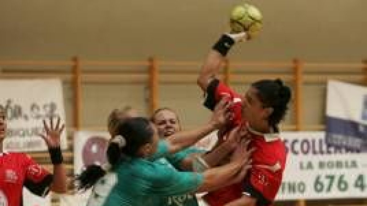 Las jugadoras del Cleba deberán poner toda su garra en la pista