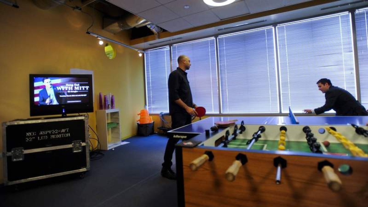 Dos trabajadores de Google en Chicago, disfrutando de la mesa de tenis de mesa que el ‘buscador’ pone a disposición de sus empleados.
