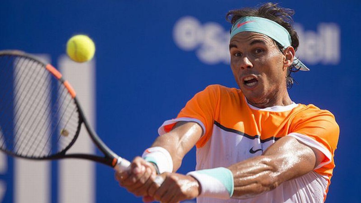 Rafael Nadal devuelve la pelota a Nicolás Almagro, este miércoles, en el Barcelona Open Banc Sabadell 2017.