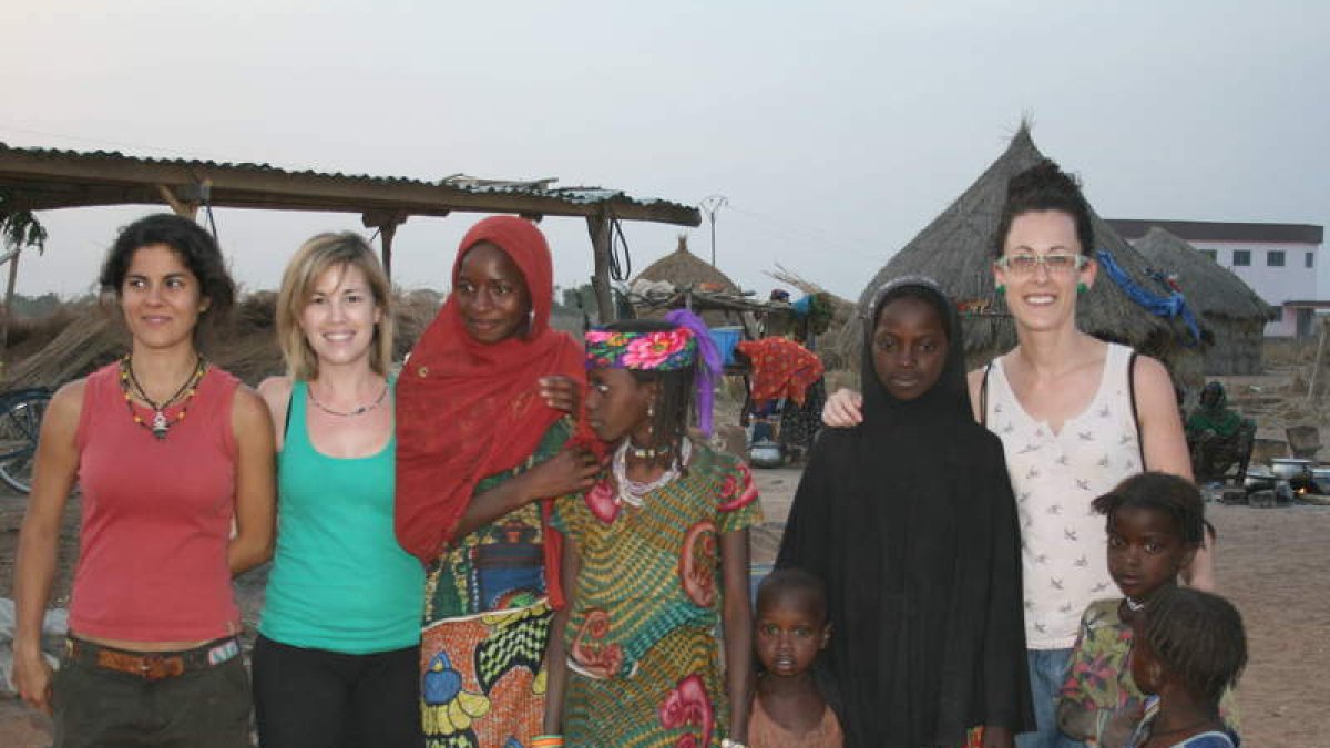 Una cooperante, Asunción González y Patricia de la Fuente, con vecinas de Rey Bouba.