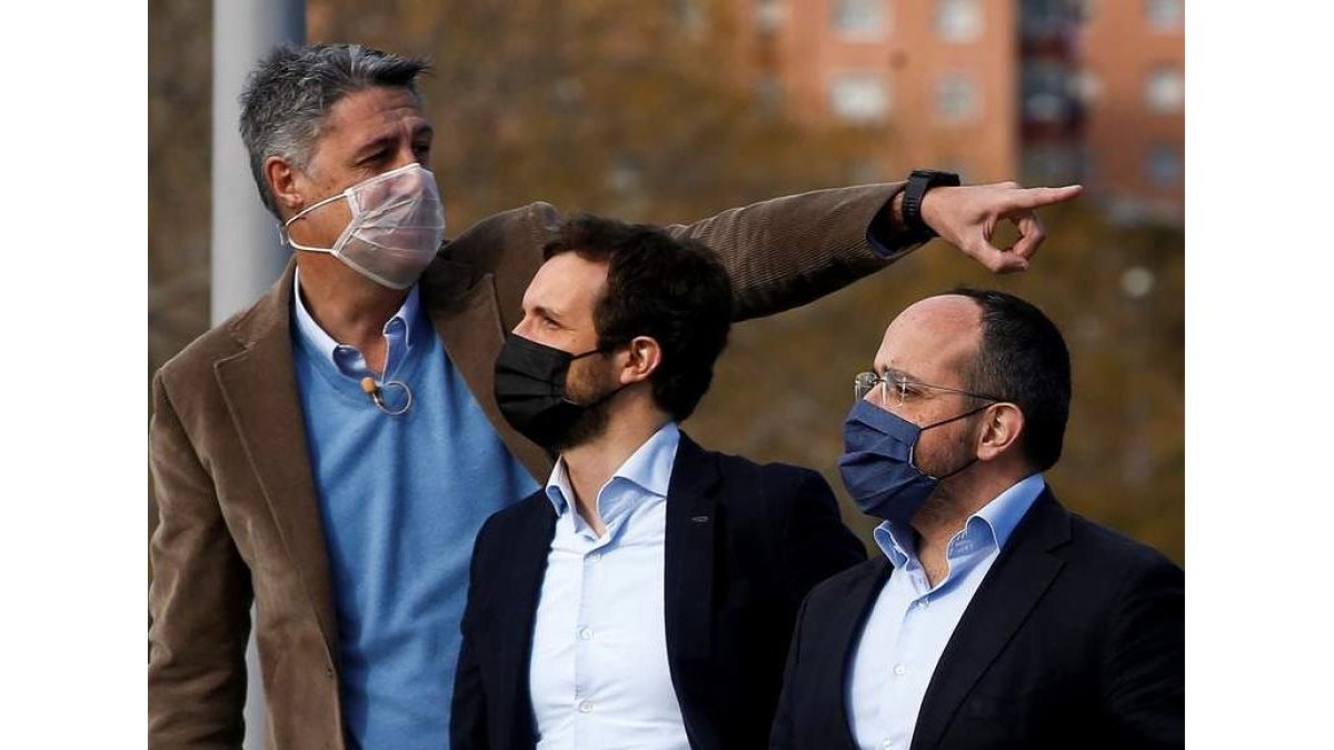Casado con Alejandro Fernández y Albiol. Arrimadas con Carlos Carrizosa en Montjuic. Santiago Abascal se hace un selfie. QUIQUE GARCÍA / ENRIC FONTCUBERTA / RAMÓN GABRIEL