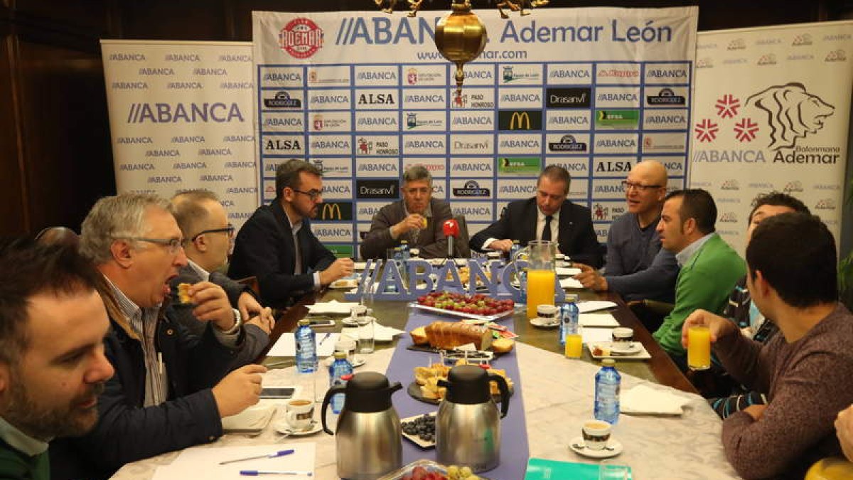 El club organizó ayer un desayuno de trabajo en Abanca con los medios de comunicación. RAMIRO