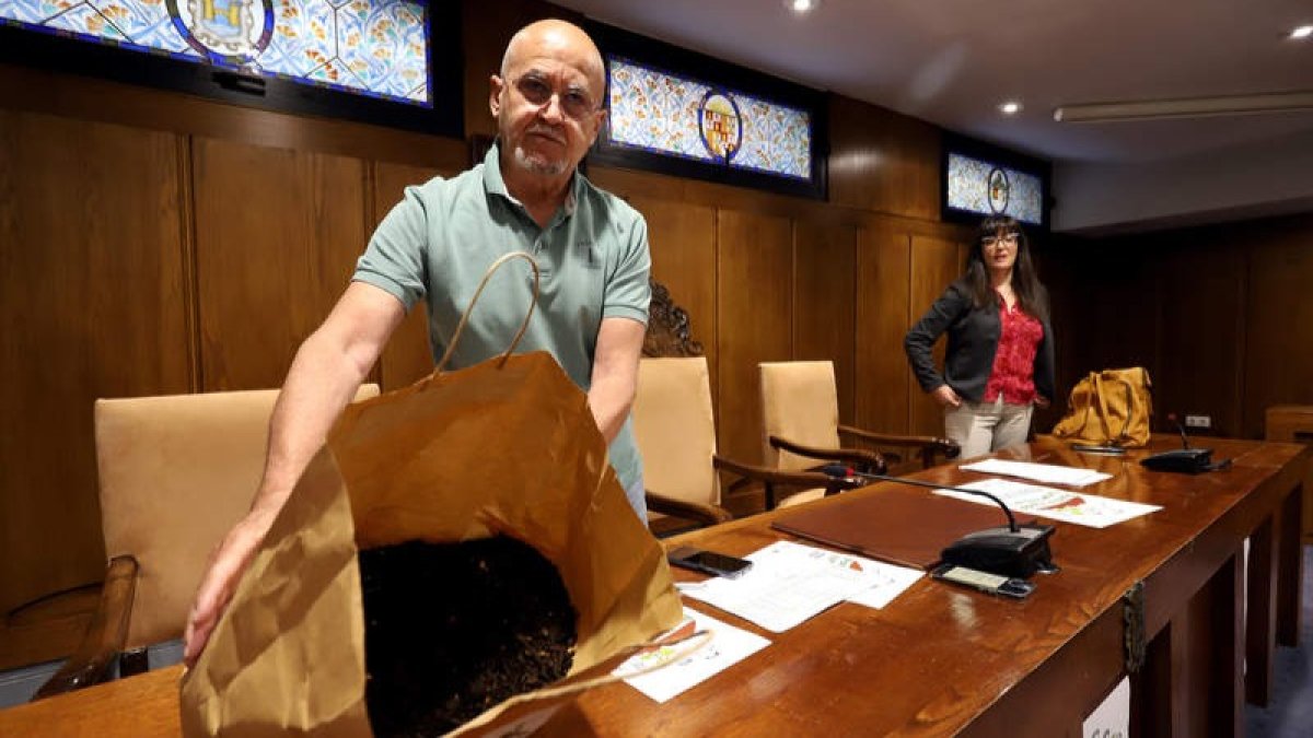 El concejal muestra parte del compost generado. ANA F. BARREDO
