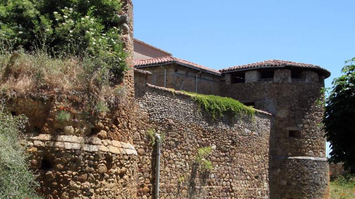 Vista del descuidado estado de las murallas de Almanza, antaño con un porte y una longitud mucho mayores que en la actualidad.