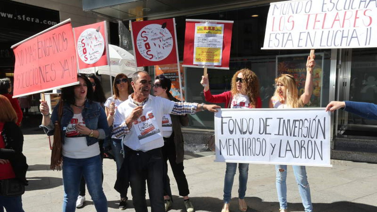 Protestas en la plaza Lazúrtegui contra la situación de la cadena Los Telares.