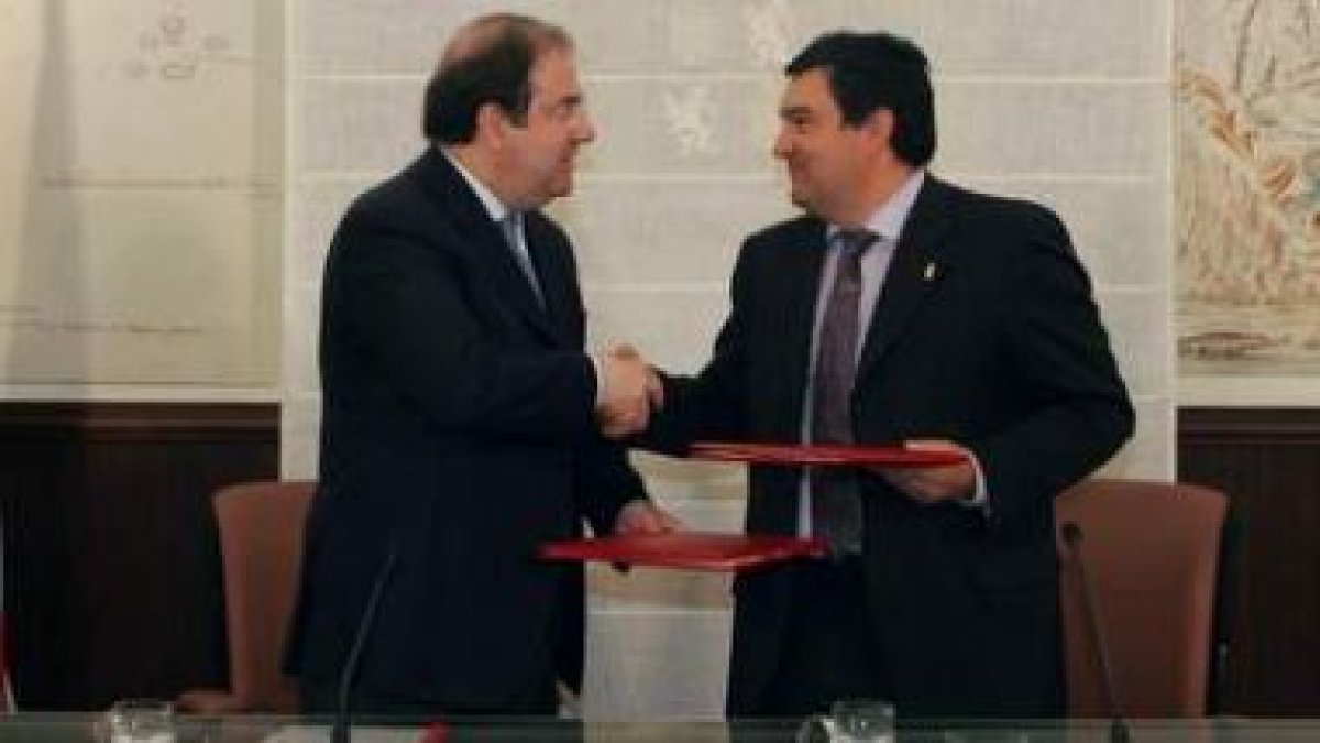 Herrera y Ramón se estrechan la mano tras rubricar el convenio