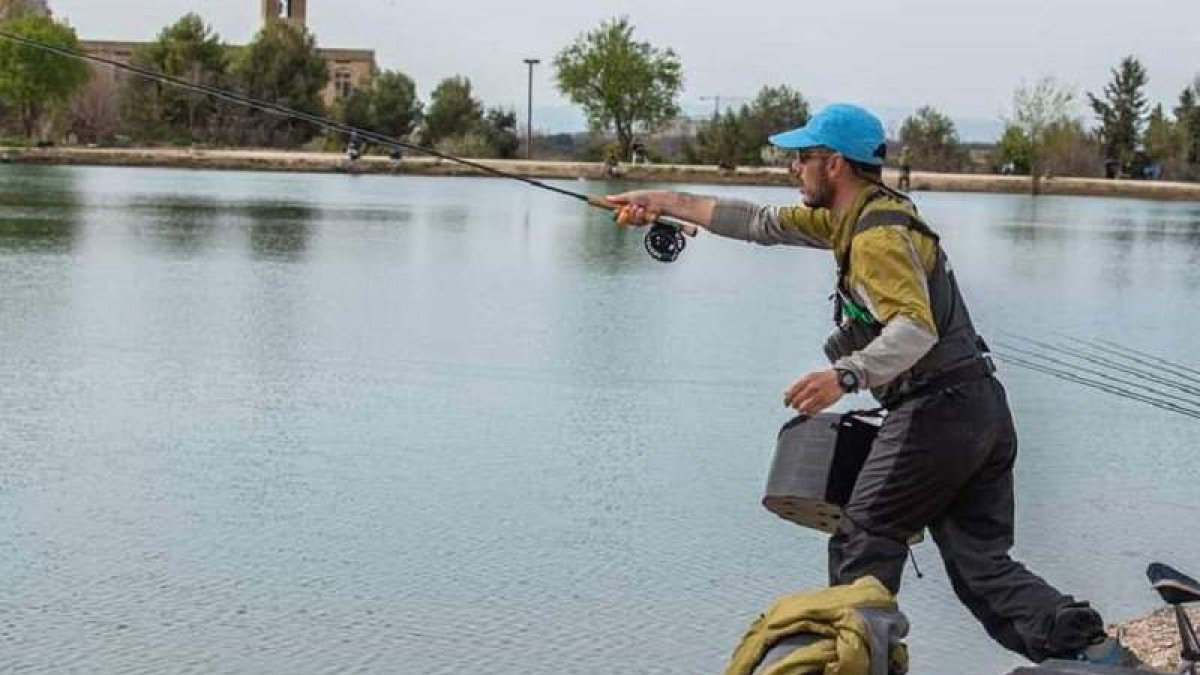 Santos Becerro en un momento de la competición en el Nacional de Salmónidos Mosca Lago. JOSEP MARTÍNEZ ORTIZ