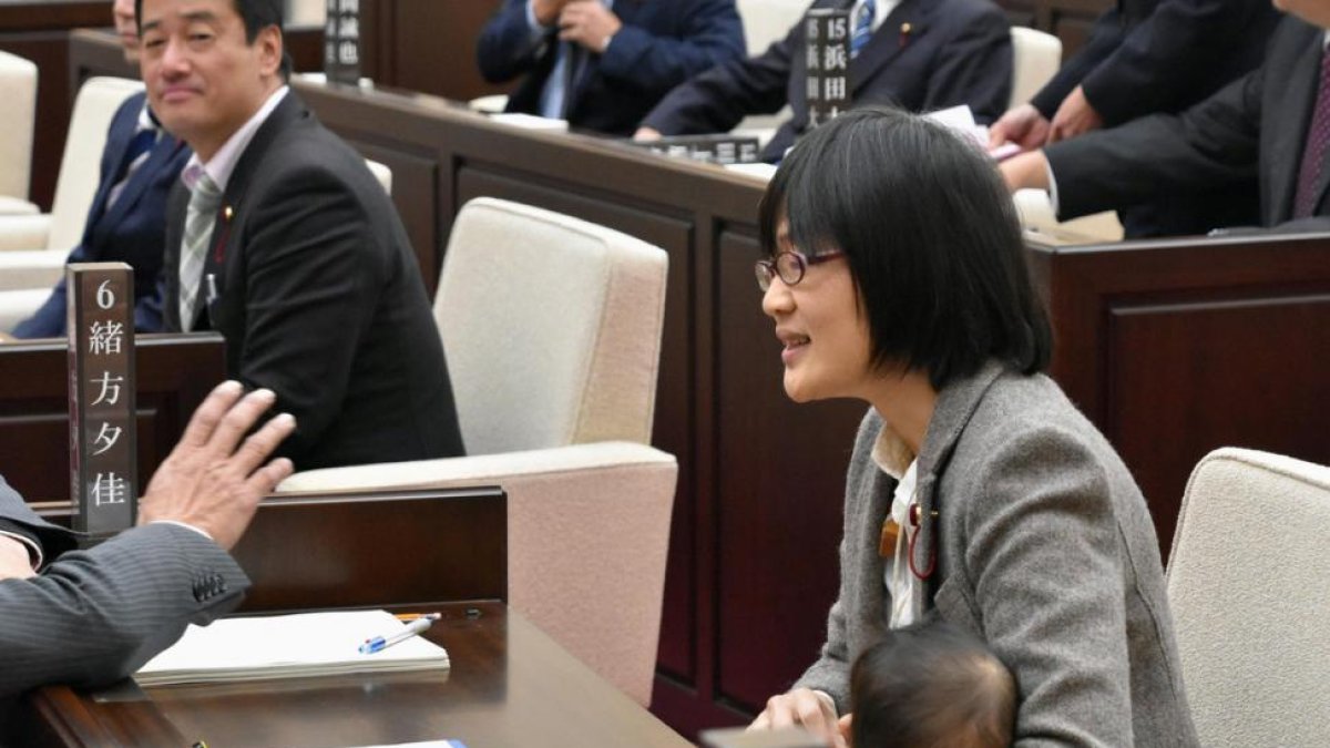 Yuka Ogata en el pleno con su bebé.