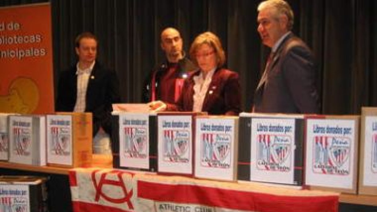 Evelia Fernández junto a los directivos de la peña del Athletic.
