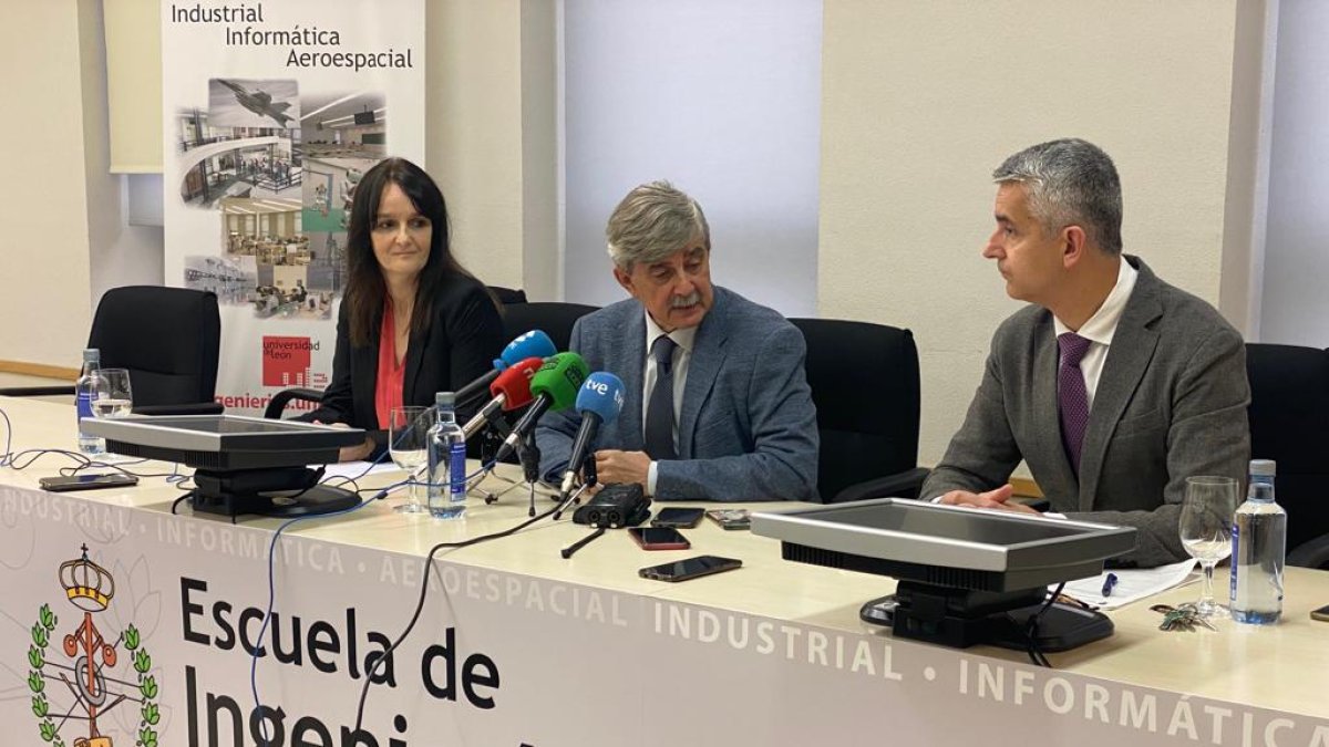 Marín, en el centro, durante su comparecencia en la Escuela de Ingenierías. MIGUEL F. B.