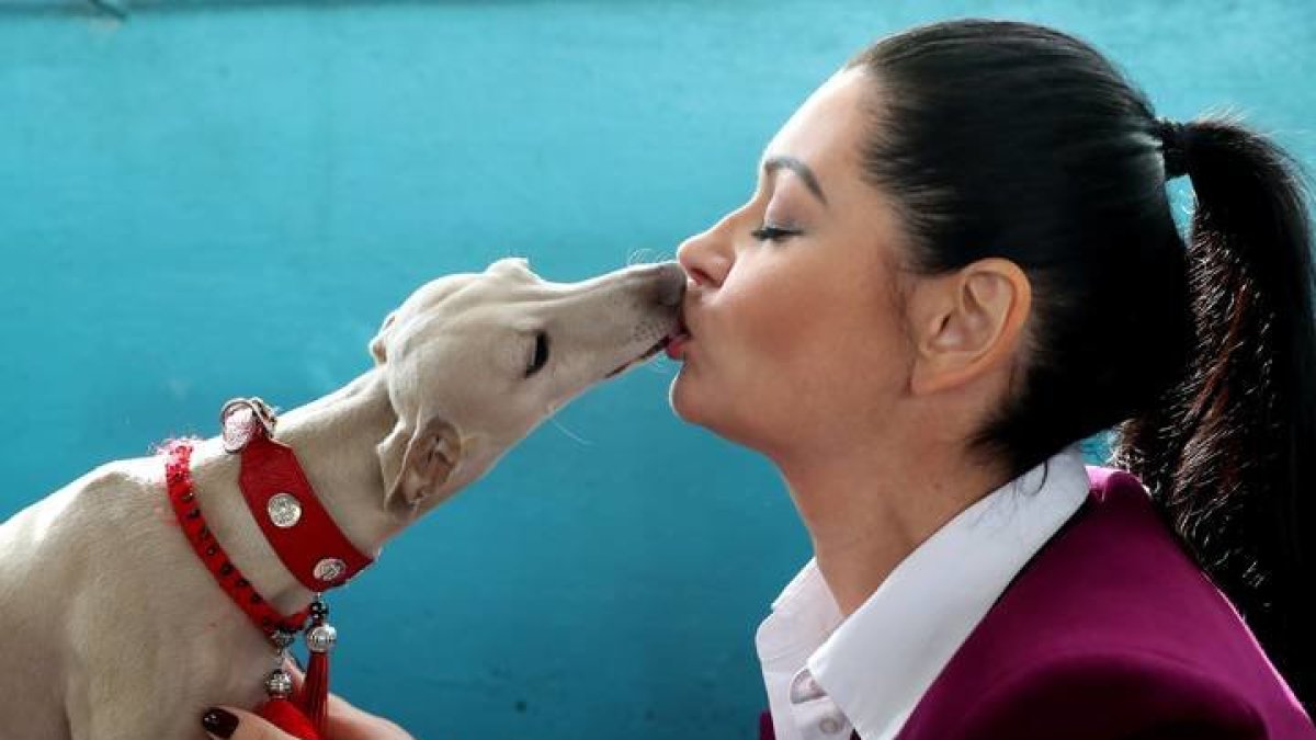 Imagen de una mujer besando a su perro. IGOR KOVALENKO