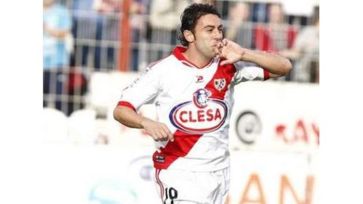 Jesús Perera, celebrando la consecución de un gol con la camiseta del Rayo Vallecano de Madrid.