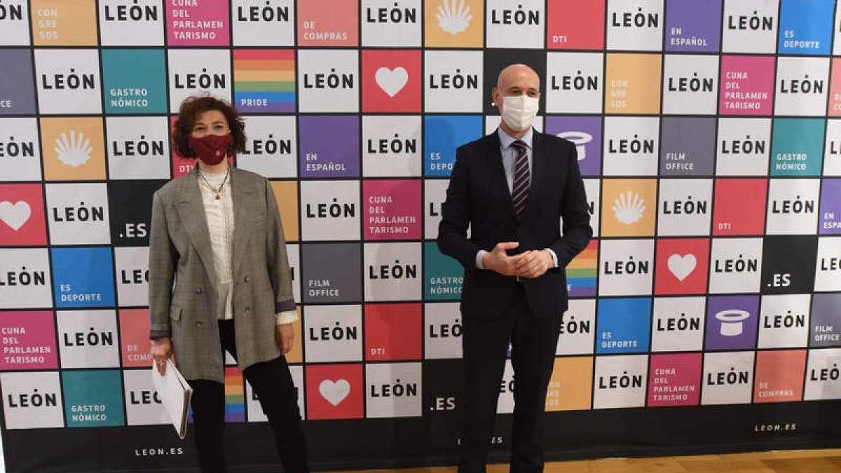 Susana Travesí y José Antonio Diez presentaron ayer la nueva marca de ciudad en San Marcelo. RAMIRO
