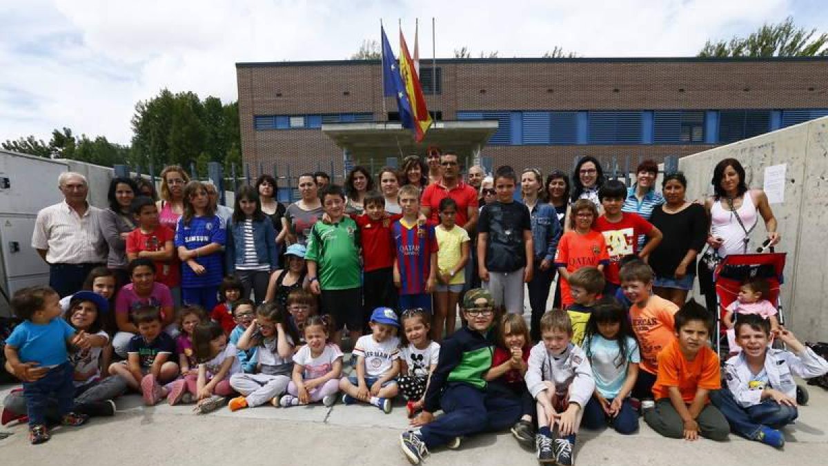 Alumnos, acompañados de sus padres, ayer en el colegio de Trobajo del Cerecedo, donde se produjo el acto de insumisión