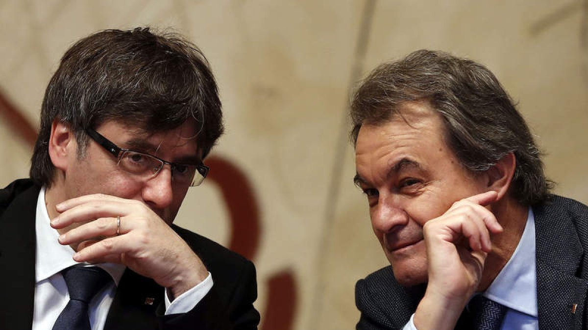 Puigdemont conversa con Mas durante la reunión semanal del gobierno catalán. ALBERTO ESTÉVEZ
