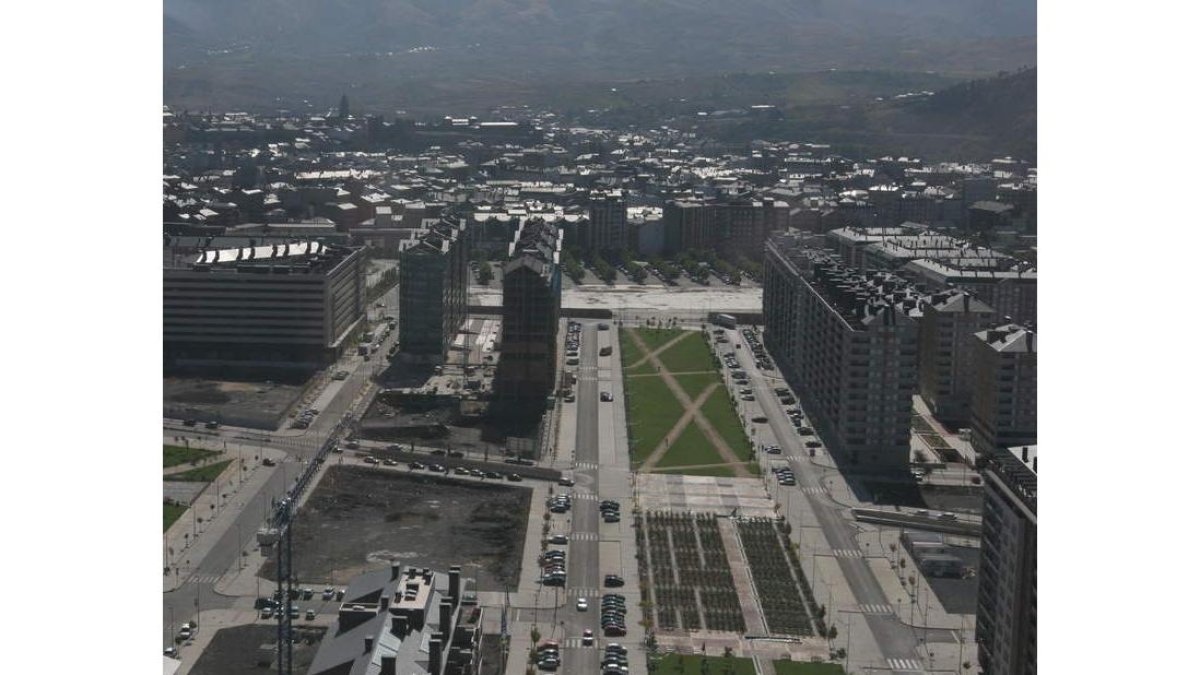 El barrio de La Rosaleda en primer término, con el centro de Ponferrada al fondo.