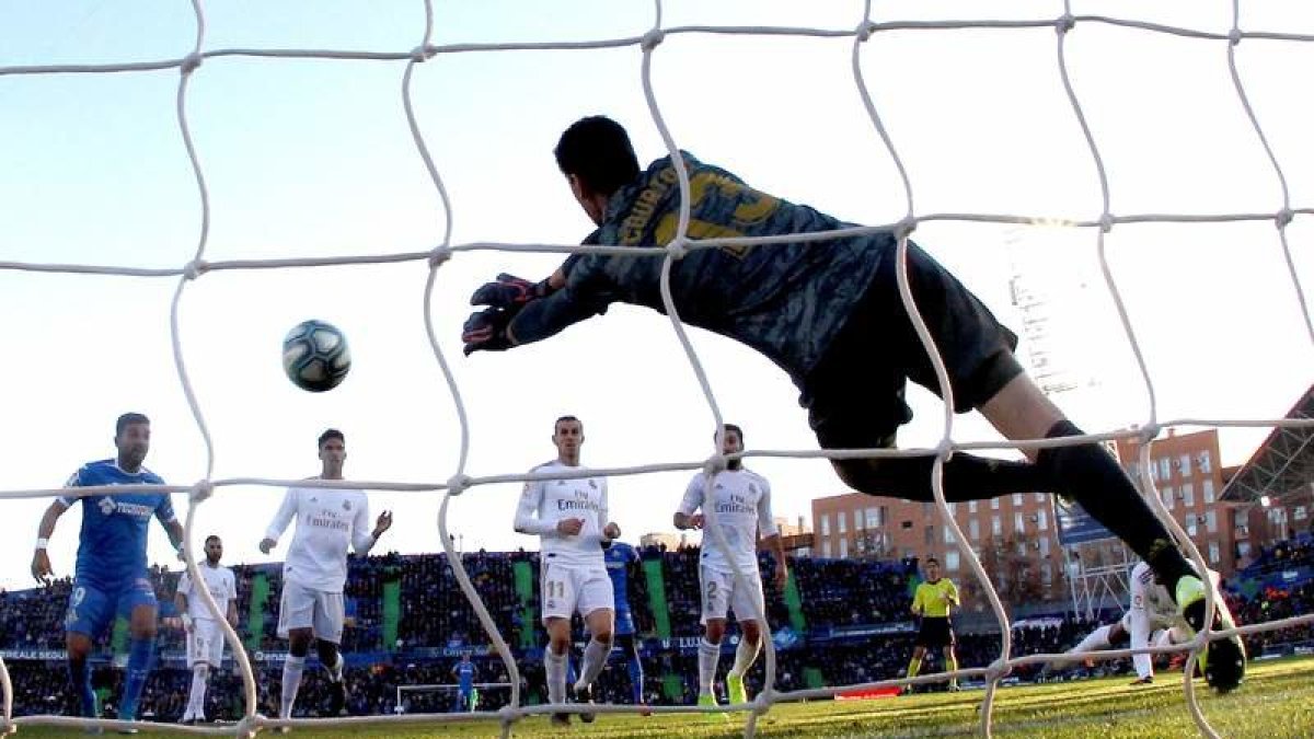 Courtois sujeta a un Madrid gris