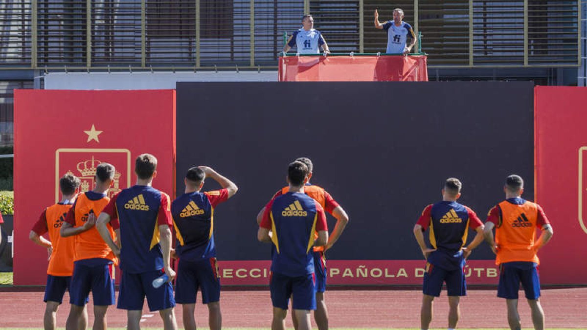 Luis Enrique dirige la sesión desde su andamio de Las Rozas. PABLO GARCÍA