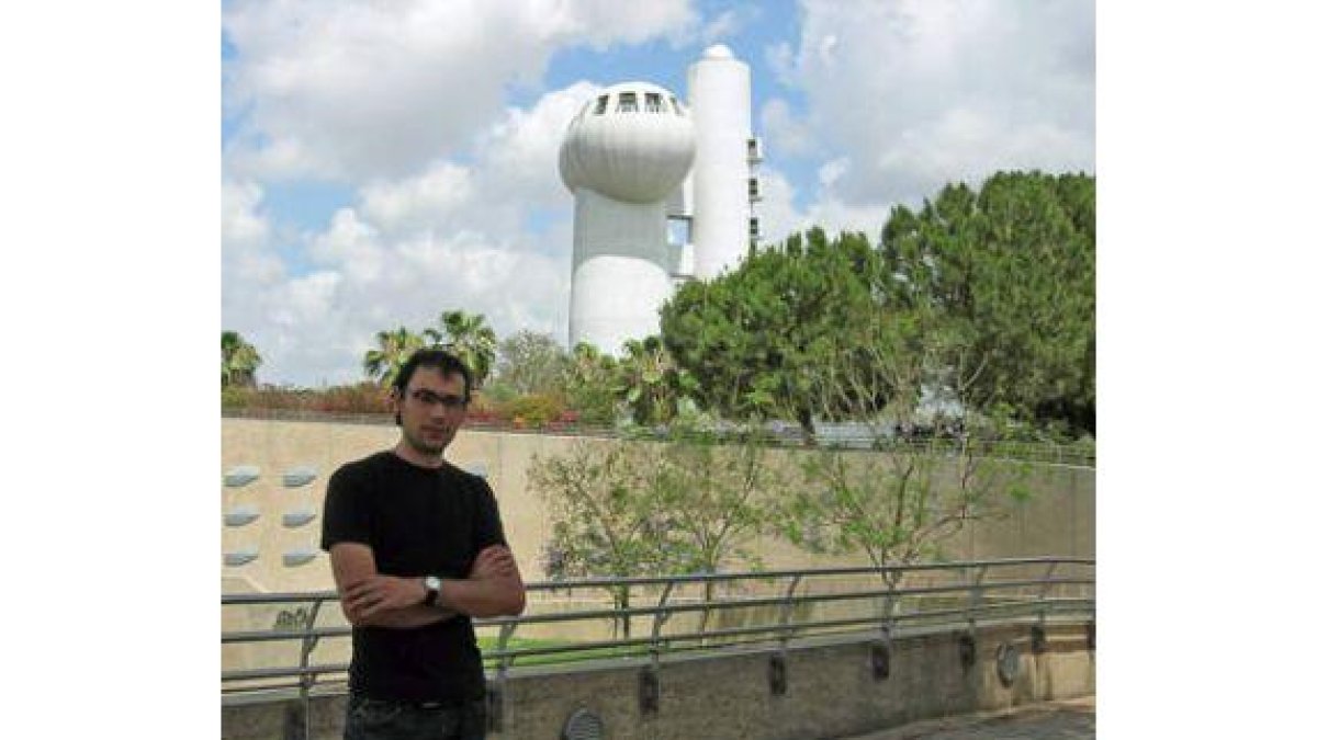 Serafín Pérez Cerezales en el instituto Weizmann, al fondo el viejo acelerador de partículas.