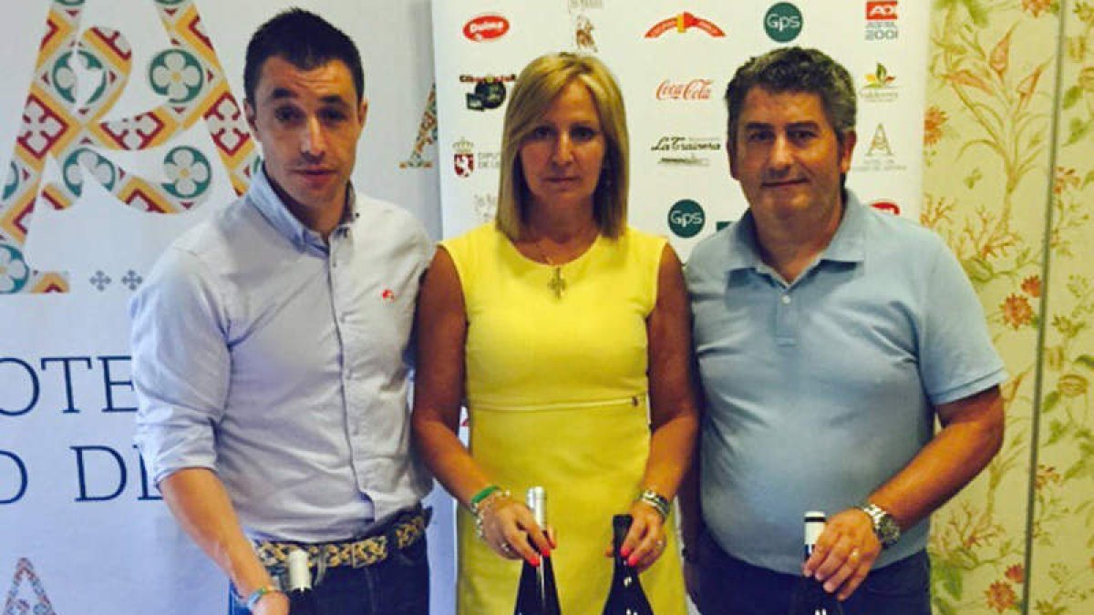 La presidenta del Astorga flanqueada por responsables de la bodega