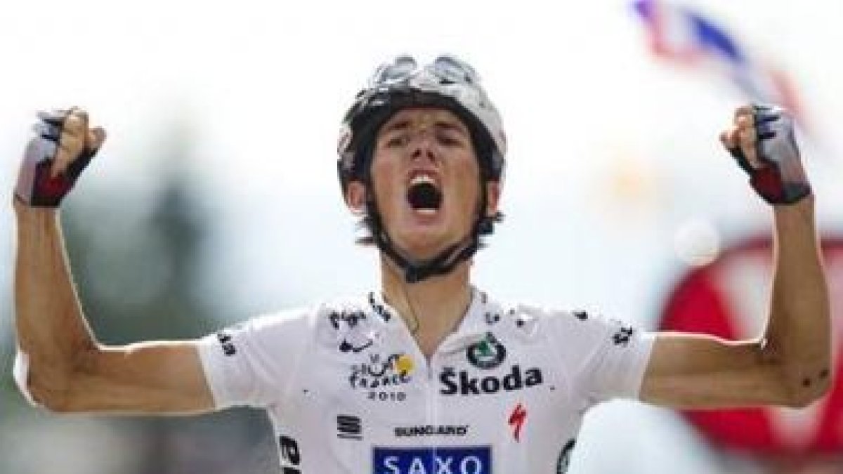 Andy Schleck alza los brazos tras vencer en la primera etapa alpina de este Tour de Francia.