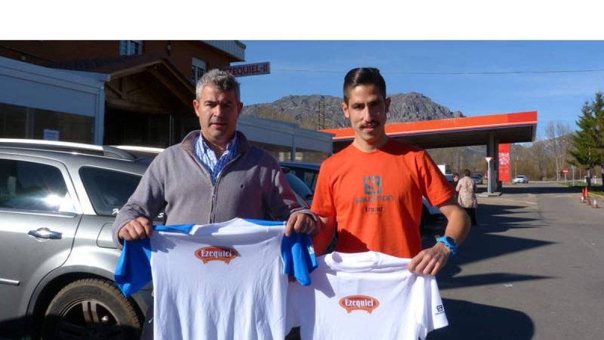 Pablo Villa y el responsable de Embutidos Ezequiel, en la firma del patrocinio
