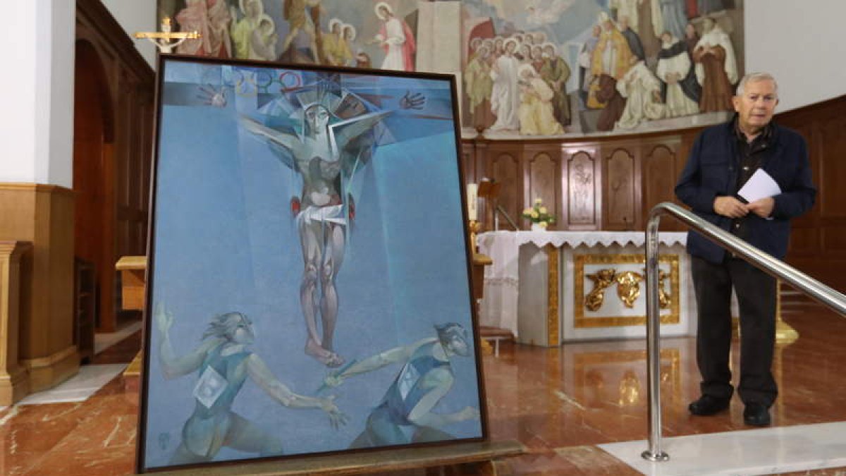 El párroco de San Pedro, Urbano Rodríguez, junto al Cristo Olímpico donado por Del Olmo. L. DE LA MATA