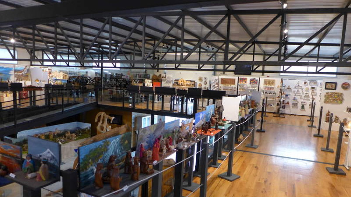 Vista general de la exposición, y dos de los nacimientos leoneses presentes en ella.