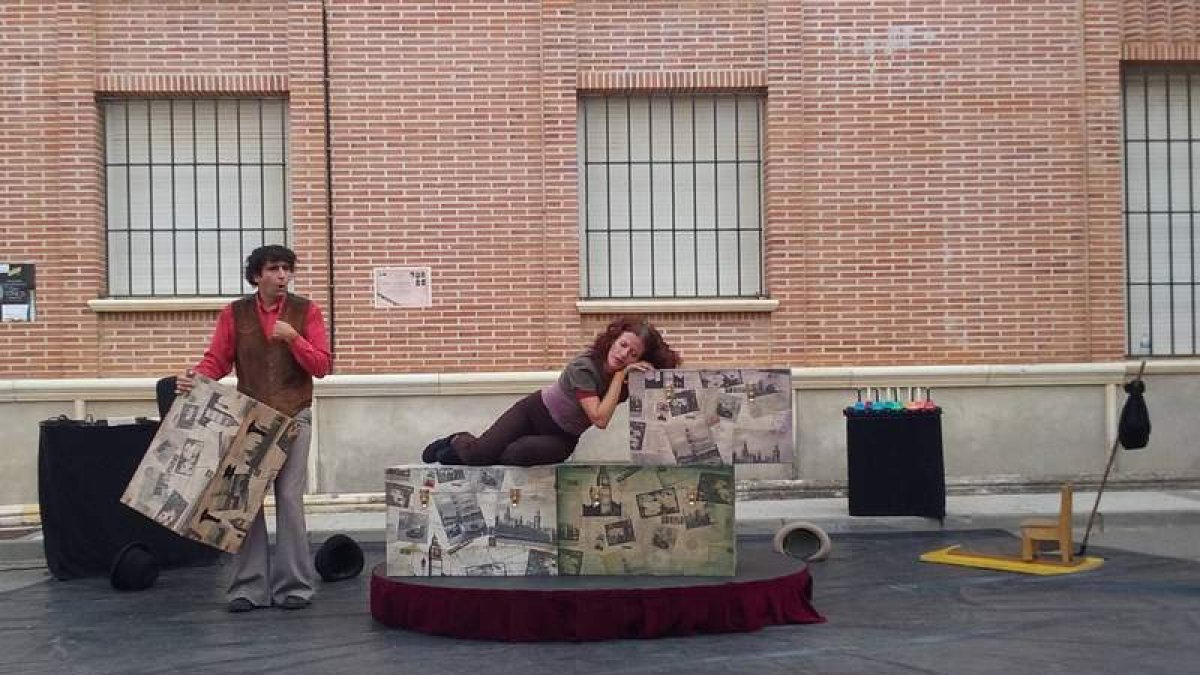 Los títeres de El Espejo Negro mostraron ‘La Cabra’.