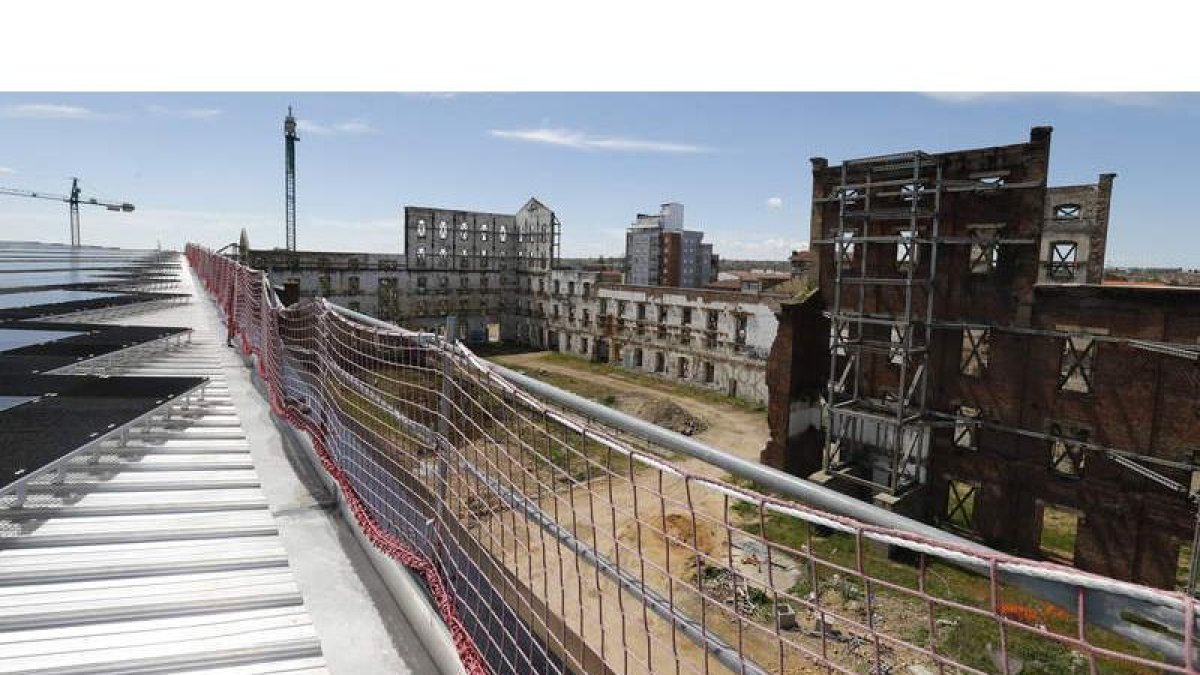A la izquierda se ve la cubierta del Recinto Ferial, que se entregará en primavera; a la derecha, el Palacio de Congresos sin iniciar. RAMIRO
