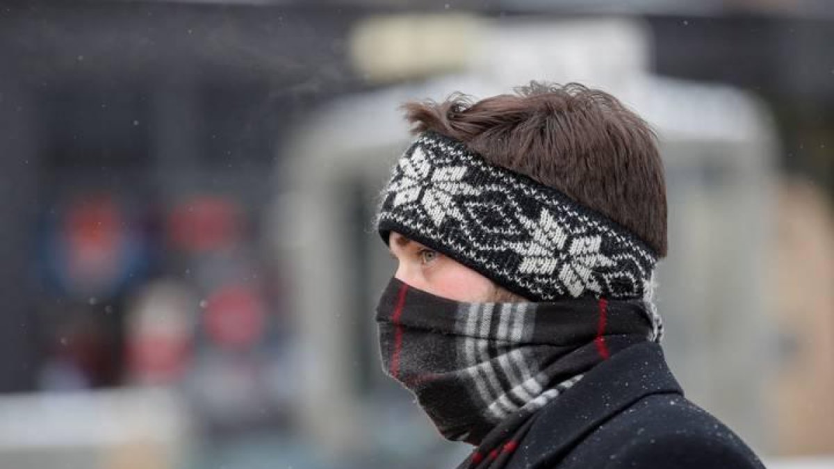Un joven se protege del frío