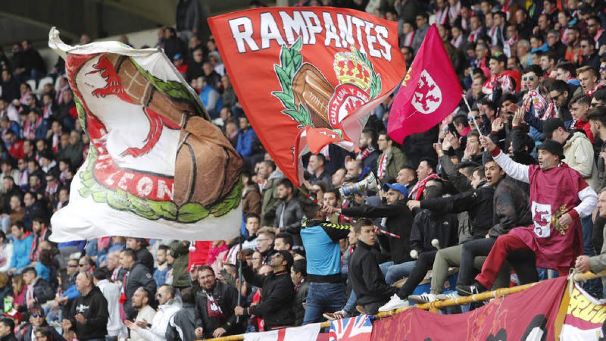 Las diferentes peñas que ocupan una parte del fondo sur animarán al equipo ante el Barcelona. JESÚS F. SALVADORES