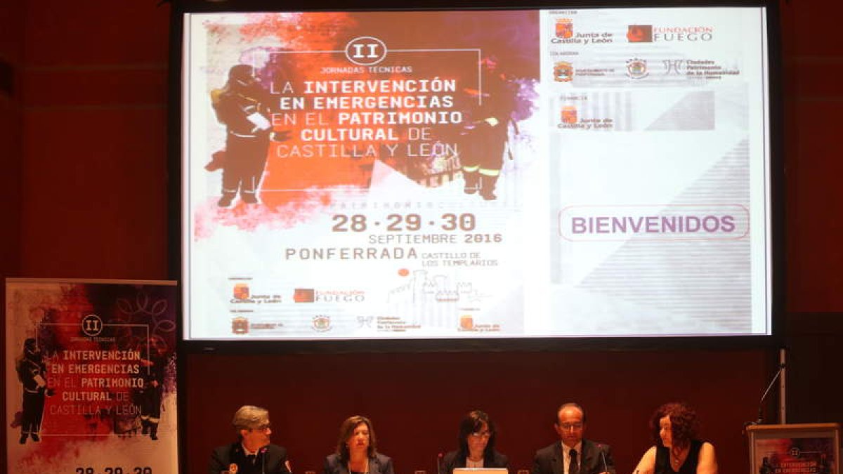 Valcarce, Gancedo, Vidal, Muñoz y Escuredo, ayer en el Castillo de Ponferrada. L. DE LA MATA