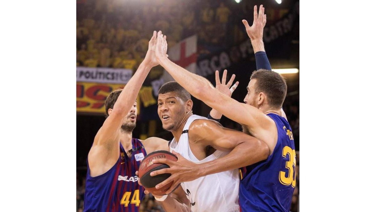 Tavares es defendido por Tomic y Claver. MARTA PÉREZ