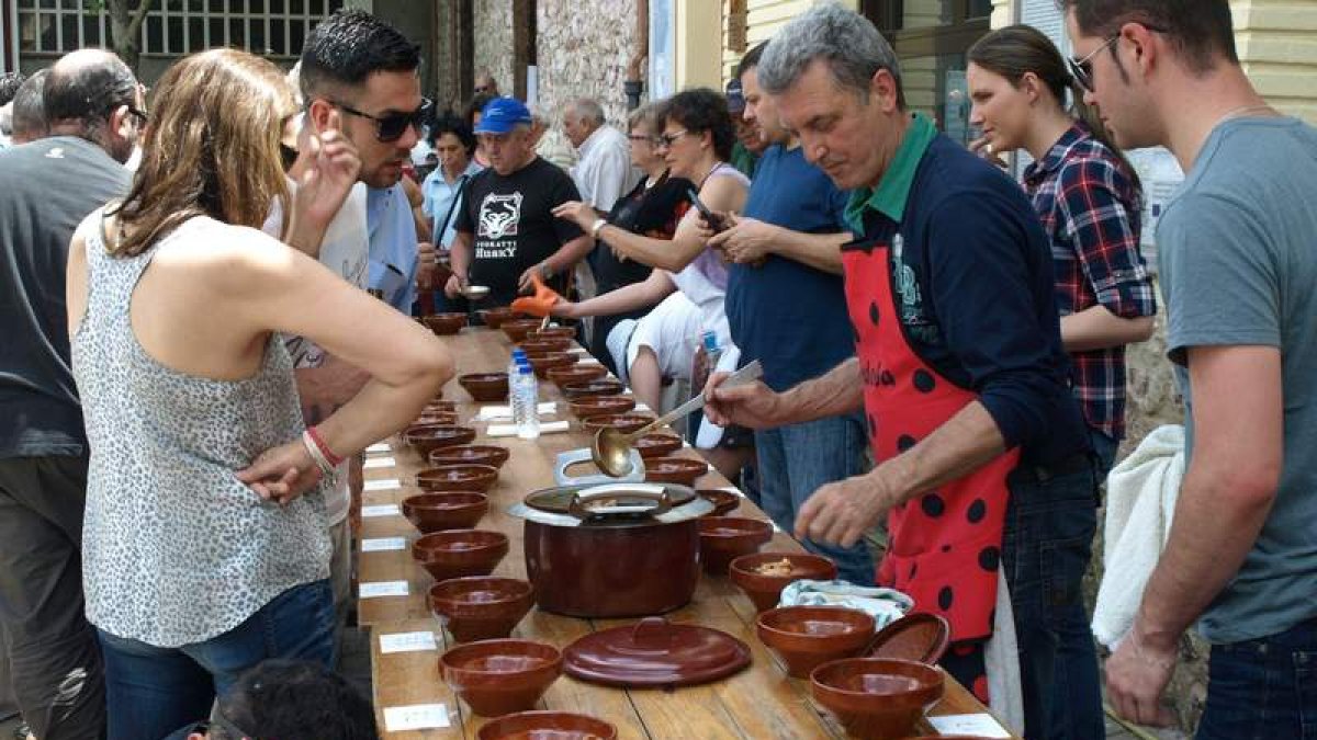 Los participantes sirven sus cazuelas para que puedan ser valorados por el jurado.