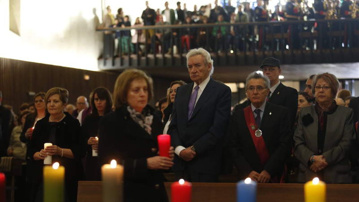 Luis del Olmo aguarda solemne el momento de su plegaria literaria junto al alcalde de Valverde, David Fernández