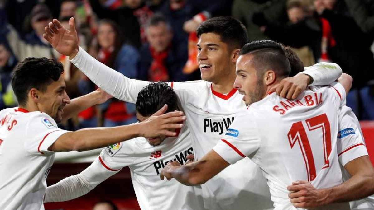 Correa, que es felicitado por sus compañeros, abrió el marcador para el Sevilla en el minuto 14. MUÑOZ