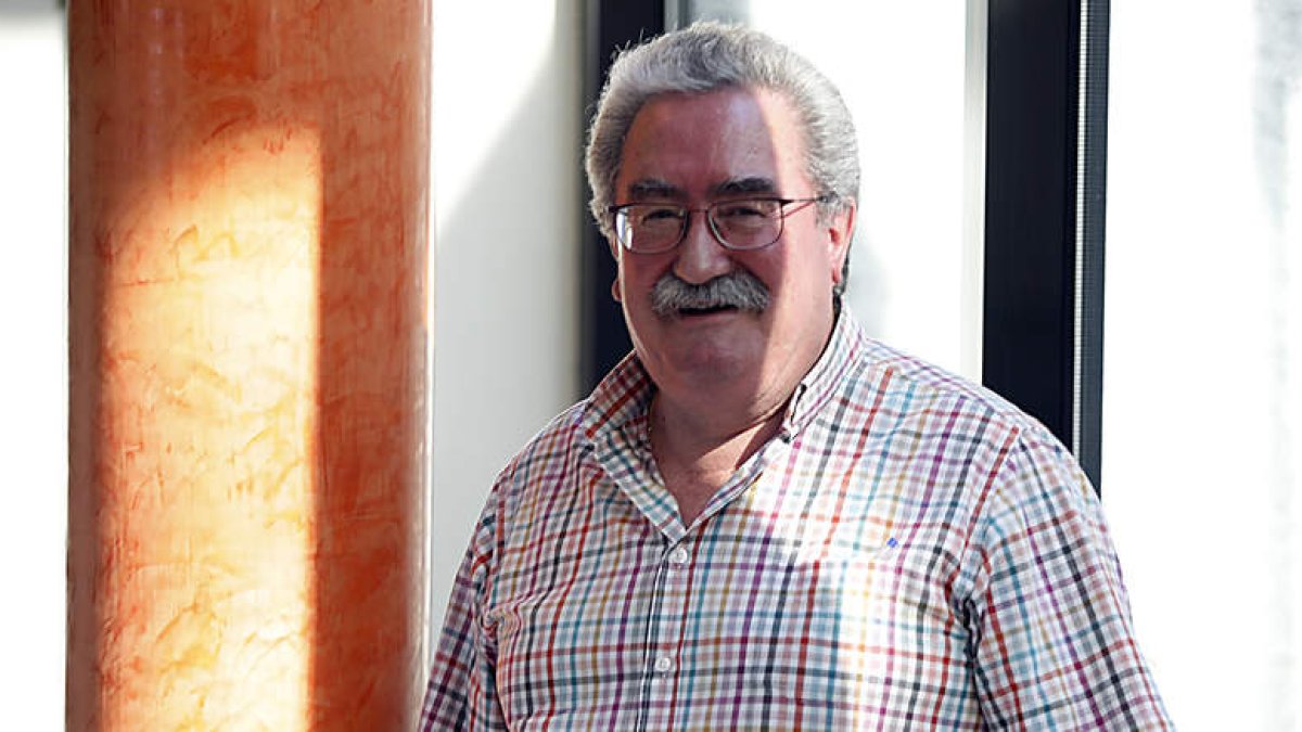 El presidente de la Federación de Lucha Leonesa, Ángel Rivero, agradece a la Diputación sus intenciones para respaldar al deporte por antonomasia de esta tierra. MARCIANO PÉREZ