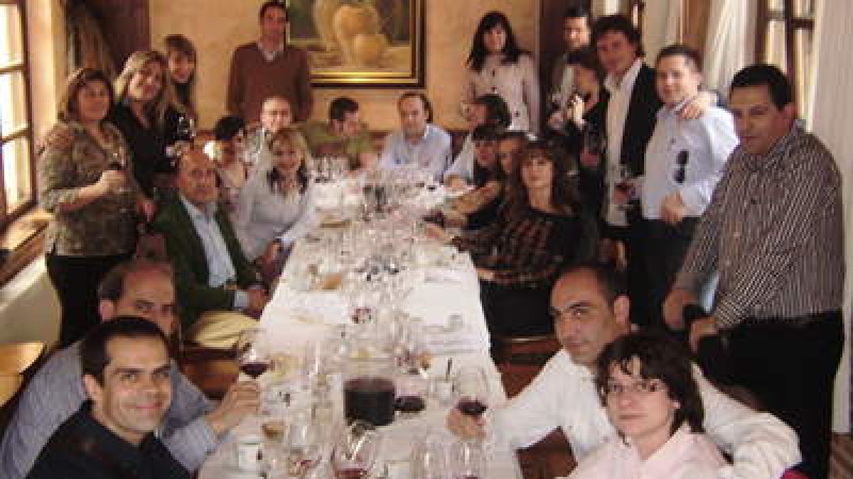 Algunos de los integrantes del grupo «Come y Cata», durante la reunión de ayer.