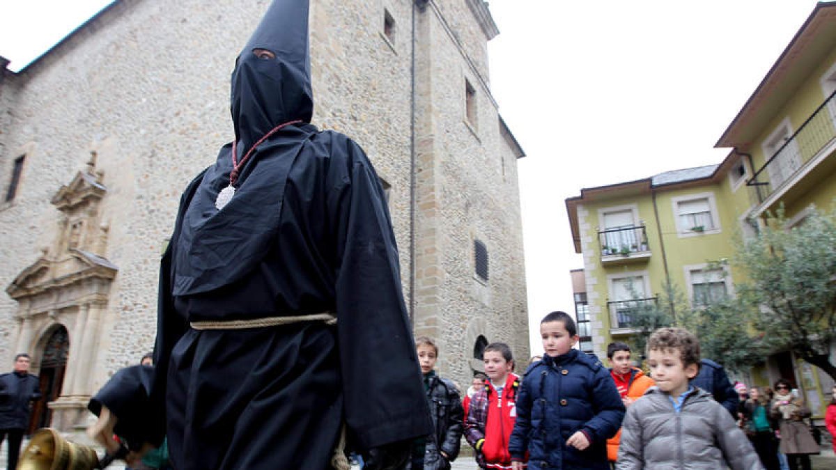 El Lambrión Chupacandiles, a la salida de la Basílica, seguido por los niños.