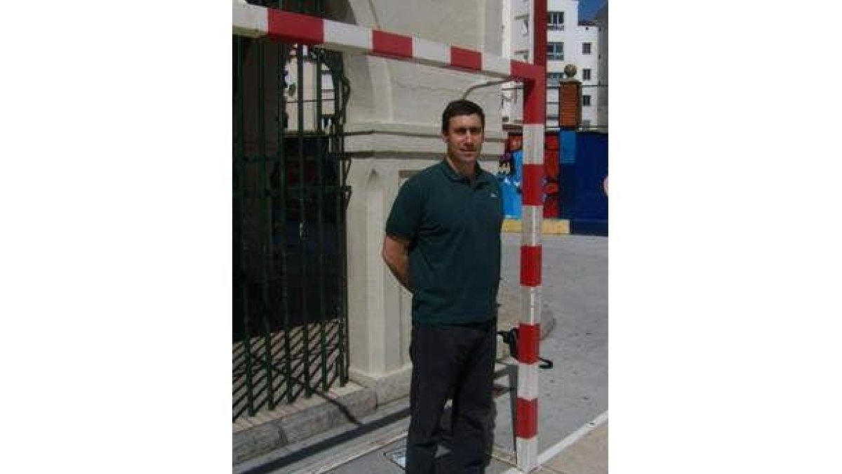 Carlos Álvarez en el patio de los Maristas, donde jugó y entrena.