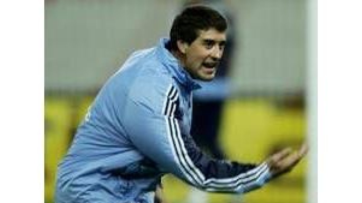 López Caro dirigiendo ayer en Grecia el primer entrenamiento blanco