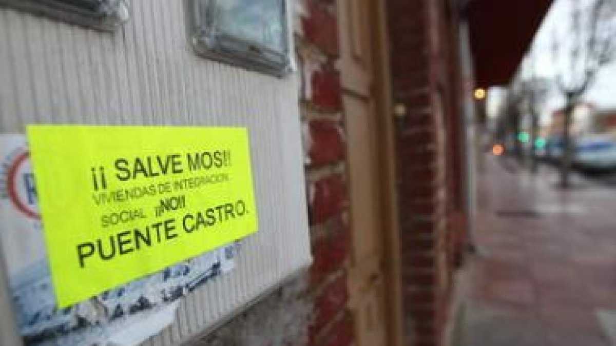 Las pegatinas contra las viviendas de alquiler de precio público se pueden ver en varias calles de P