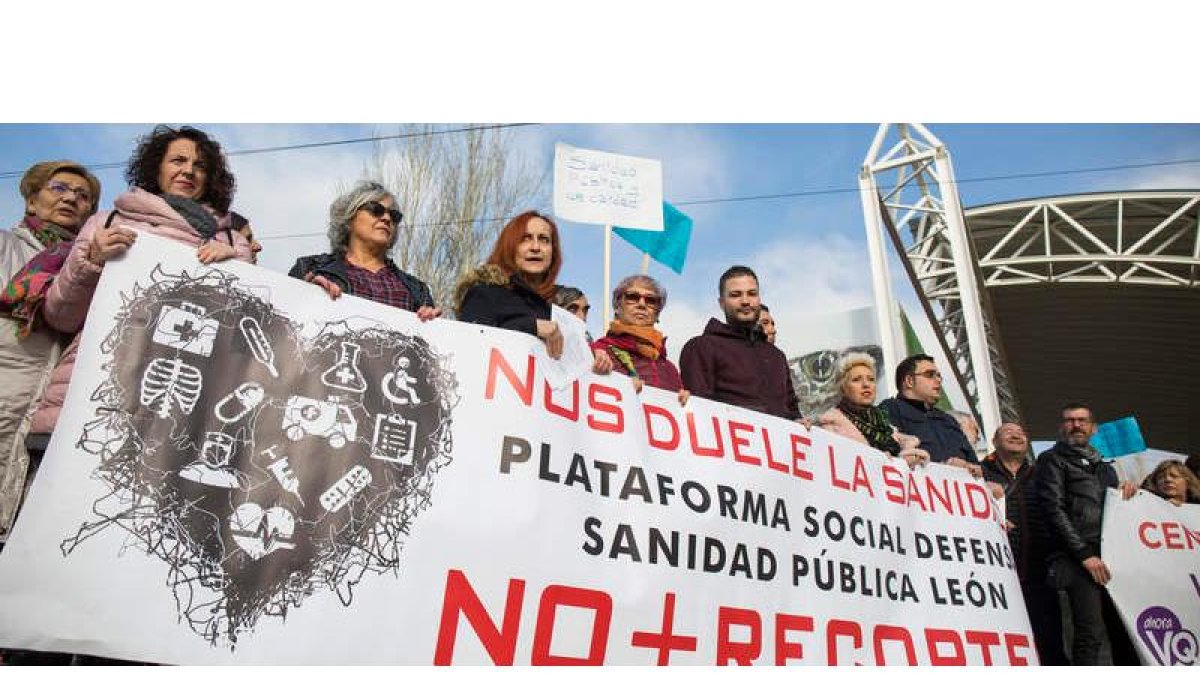 La plataforma se manifestó ayer por la mañana en Villaquilambre. FERNANDO OTERO PERANDONES