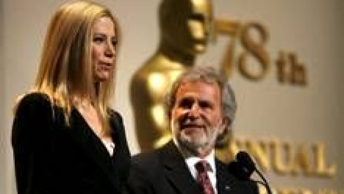 Mira Sorvino y el presidente de la Academia, Sid Ganis