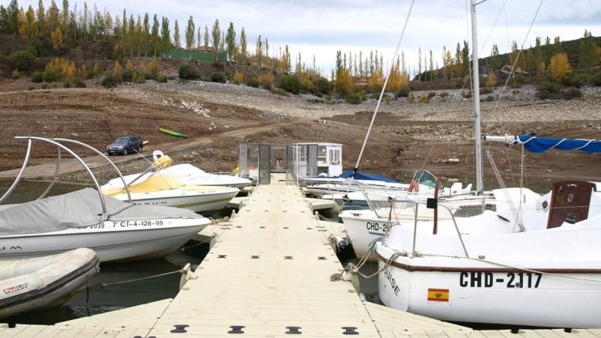 El nuevo embarcadero cuenta ya con barcos permanentes tras la obras de ampliación.