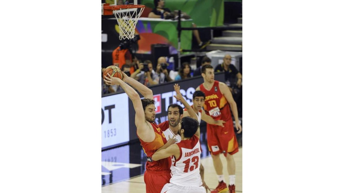 Pau Gasol se convirtió en el ‘jefe’ de España. Anotó y defendió con el poderío que le caracteriza