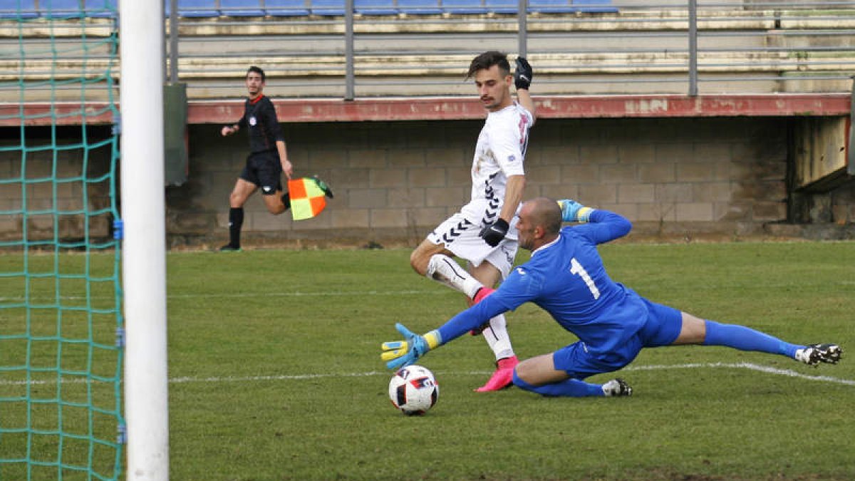 Valentín fue el gran protagonista del encuentro al materializar los tres primeros goles blancos. F. OTERO