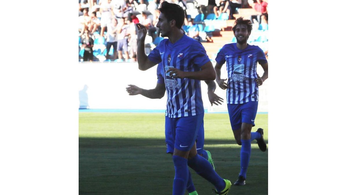 Pallarés celebra el gol que le anotó a la Cultural Leonesa en El Toralín. ANA F. BARREDO