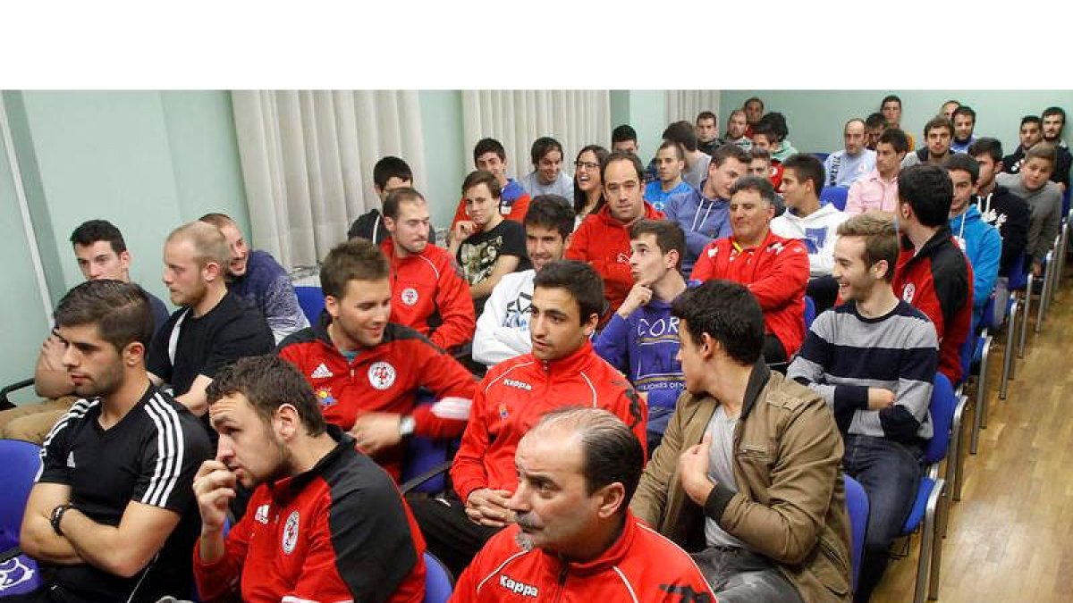 Los árbitros leoneses acudieron en masa a la reunión para decidir finalmente que dirigirán los encuentros del fin de semana para no cortar la afición a los niños.